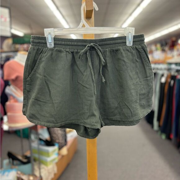 Universal Threads ladies med green shorts - Picture 1 of 8